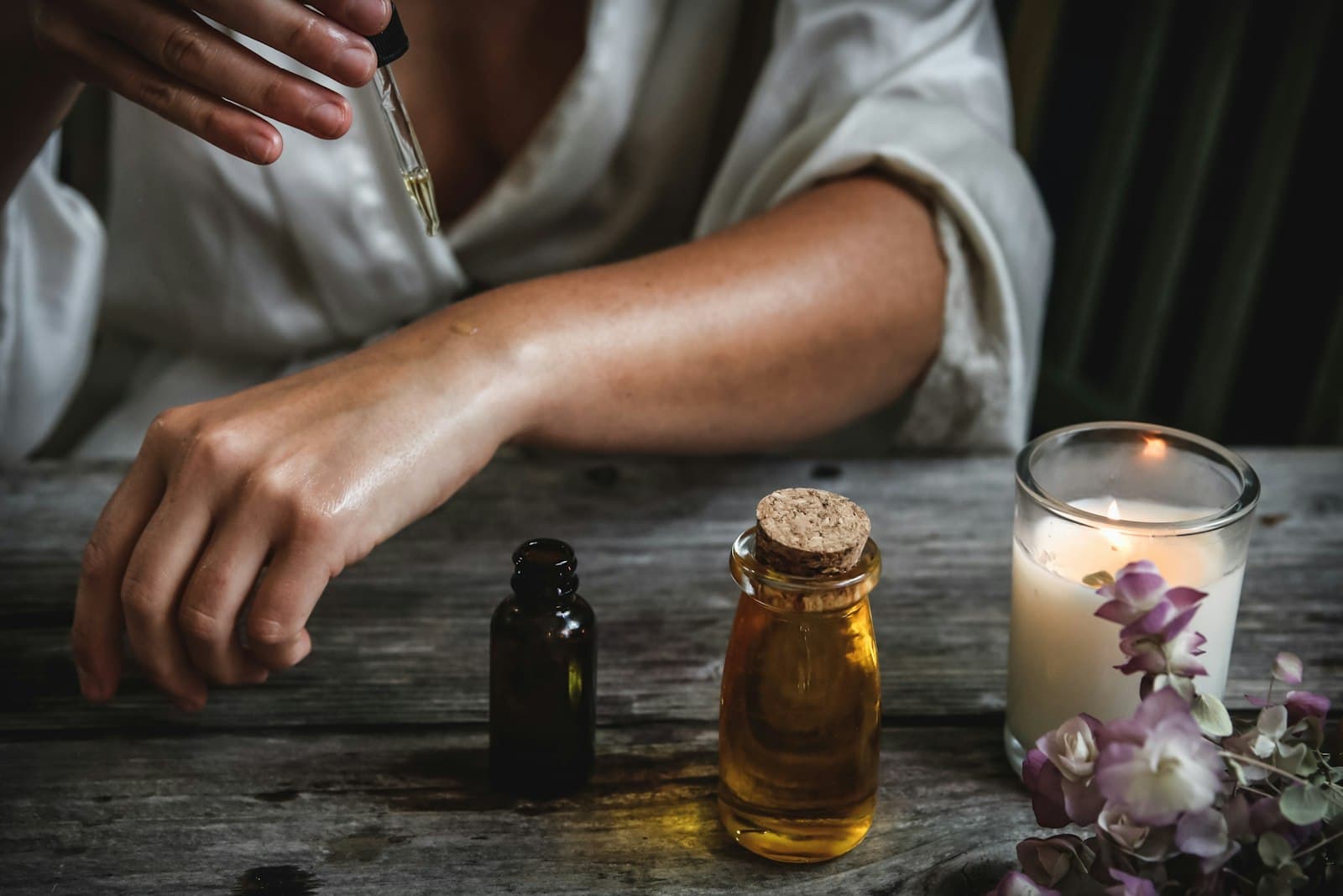 Aplicación de sérum facial (imagen ilustrativa, pendiente de fotografía real)